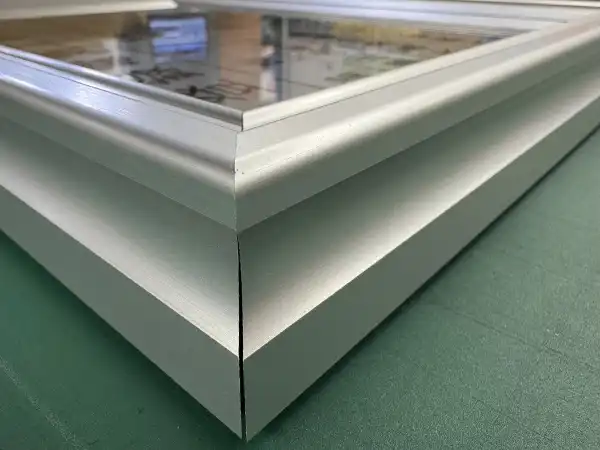 ステンレス調シートへの溶剤プリント＆UVカットラミネート　登録電気工事業者届出済票　伊丹電材株式会社　様